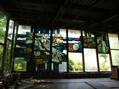 In the ruins of a cafe. Photo: Juhana & Maria Pettersson